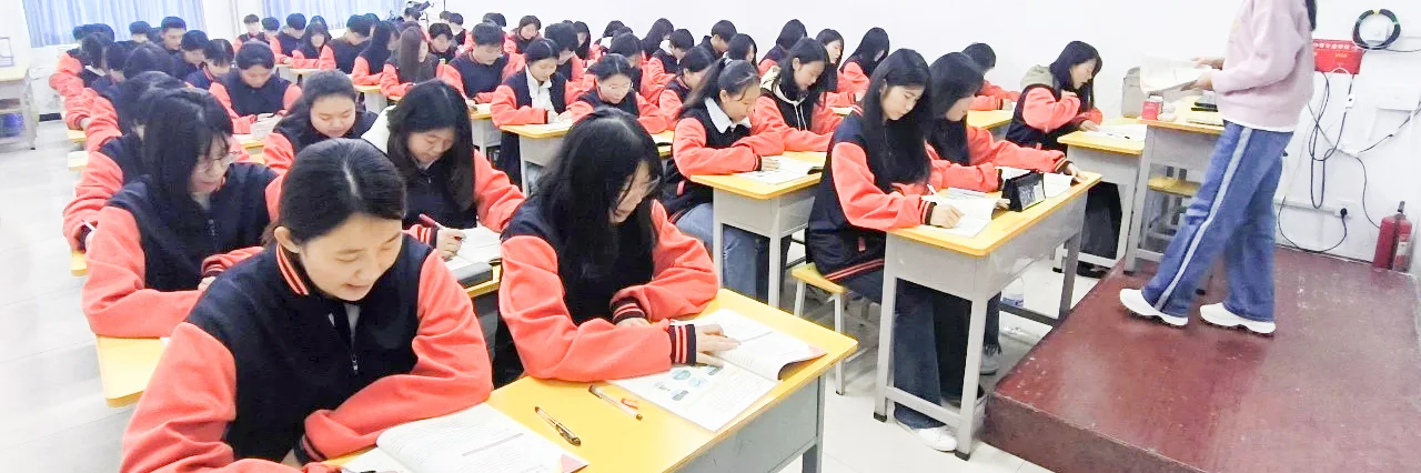 教师讲授文化课,学生在教室中学习